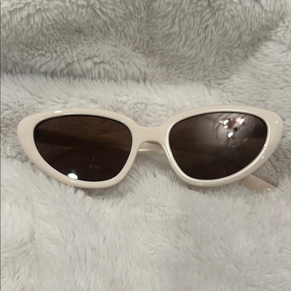 Chic White Cat-Eye Sunglasses